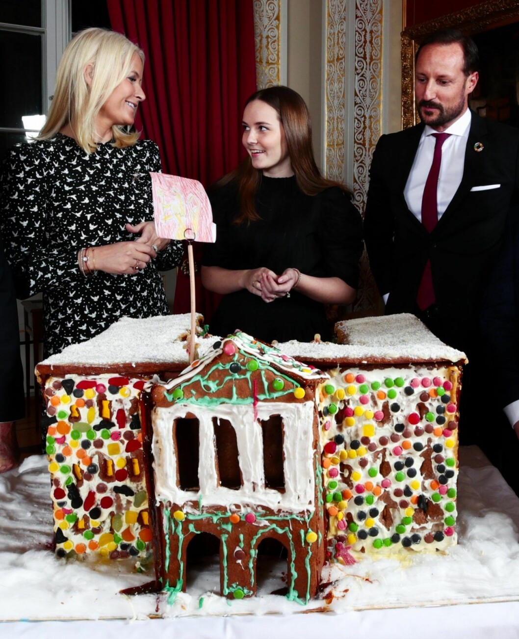 Prinsessan Ingrid Alexandra med mamma och pappa, kronprinsessan Mette-Marit och kronprins Haakon. Prinsessan Ingrid Alexandra med mamma och pappa, kronprinsessan Mette-Marit och kronprins Haakon.