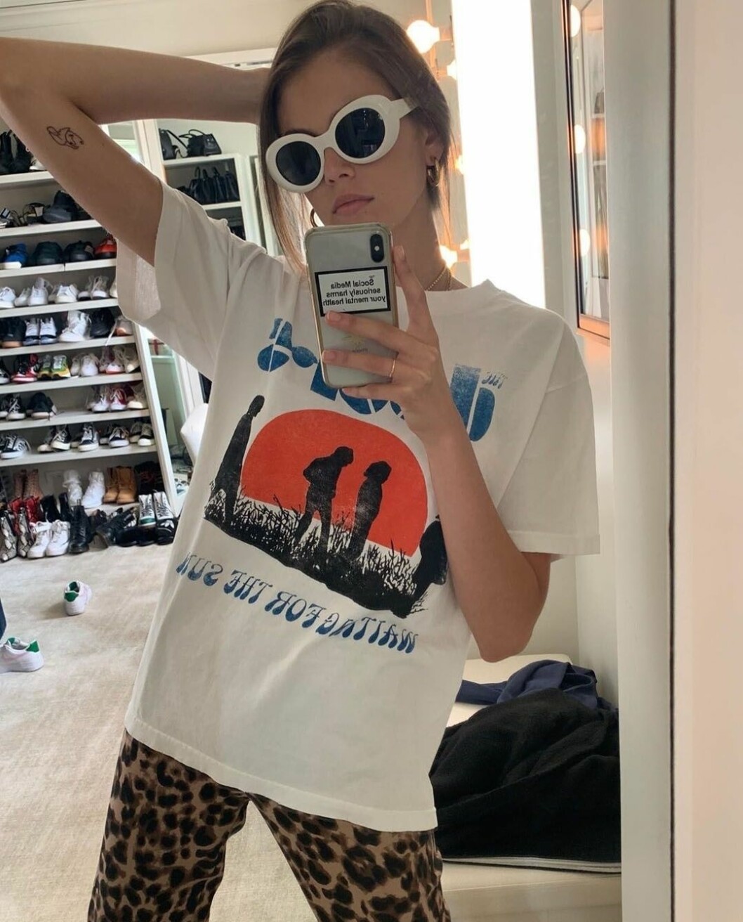 Kaia Gerber vet hur man poserar även hemma vid sin egen spegel. Kaia Gerber