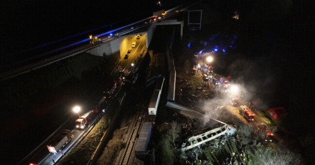 Olyckan inträffade strax innan midnatt lokal tid. Tågkraschen ovanifrån.