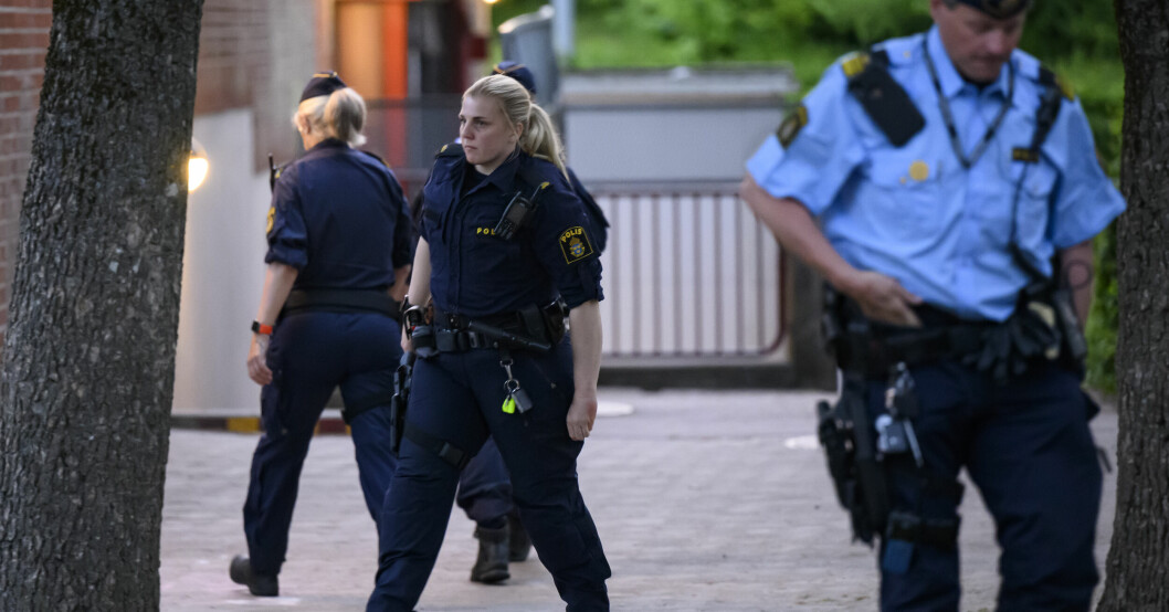 Polisen på plats på Kyrkskolan på Malmövägen i centrala Svedala på söndagskvällen efter olyckshändelsen.