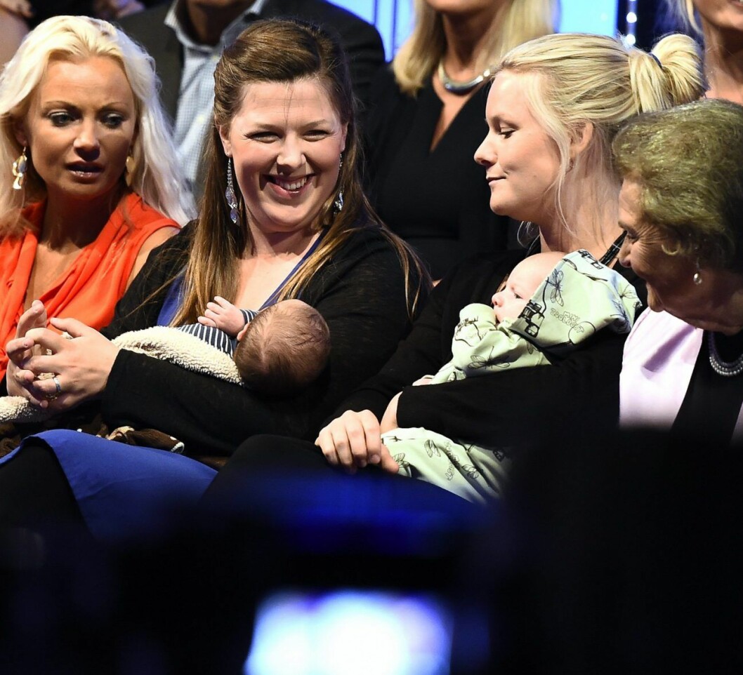 Malin och Amanda Engberg med sina bebisar på plats i Let’s dance-publiken 2014. Foto: Karin Törnblom/TT Malin och Amanda Engberg.