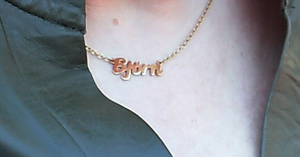 Christina Sas guldhalsband med texten ”Björn”.