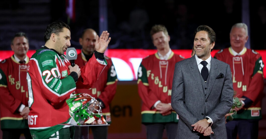 Joel Lundqvist tackas av efter sina år i Frölunda. Brorsan Henrik var givetvis på plats. Joel Lundqvist tackas av efter sina år i Frölunda. Brorsan Henrik var givetvis på plats.