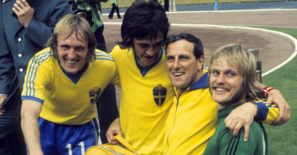 Roland Sandberg, Ralf Edström, Georg "Åby" Ericson och Ronnie Hellström efter VM-matchen mot Ungern 1974. Roland Sandberg, Ralf Edström, Georg "Åby" Ericson och Ronnie Hellström