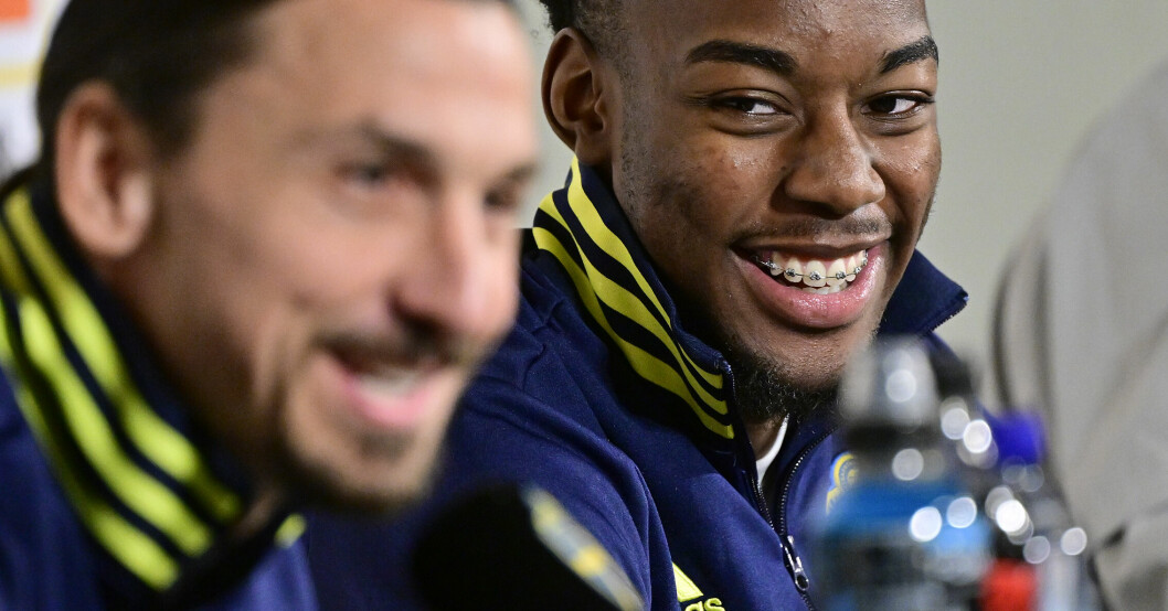 Zlatan Ibrahimovic och Anthony Elanga under presskonferens. Zlatan Ibrahimovic och Anthony Elanga under presskonferens