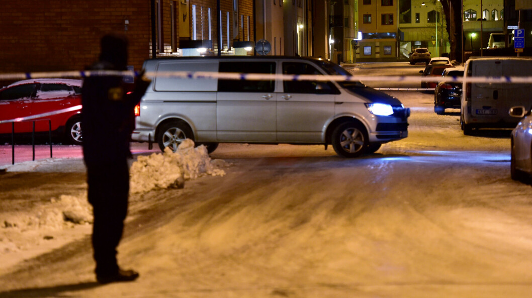 <strong>Polisen larmades till brottsplatsen strax efter midnatt.</strong> Polis arbetar efter skotten i Tranås där två män skadades.