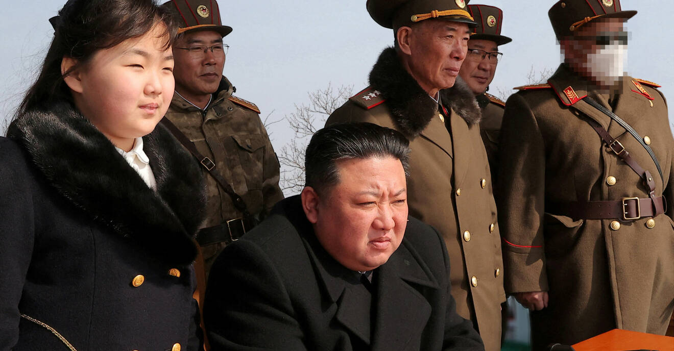 Kim Jong-Un och dottern Kim Ju-Ae under en raketuppskjutning.