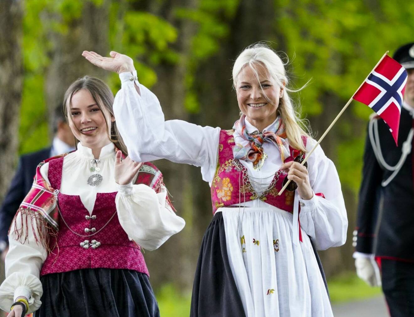 Kronprinsessan Mette-Marit vinkar glatt på Norges nationaldag. 