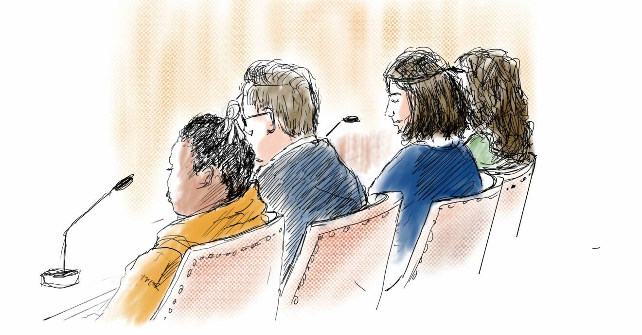 De åtalade kvinnorna (18-åringen i gult, 20-åringen i blått) under rättegången i Eksjö tingsrätt.