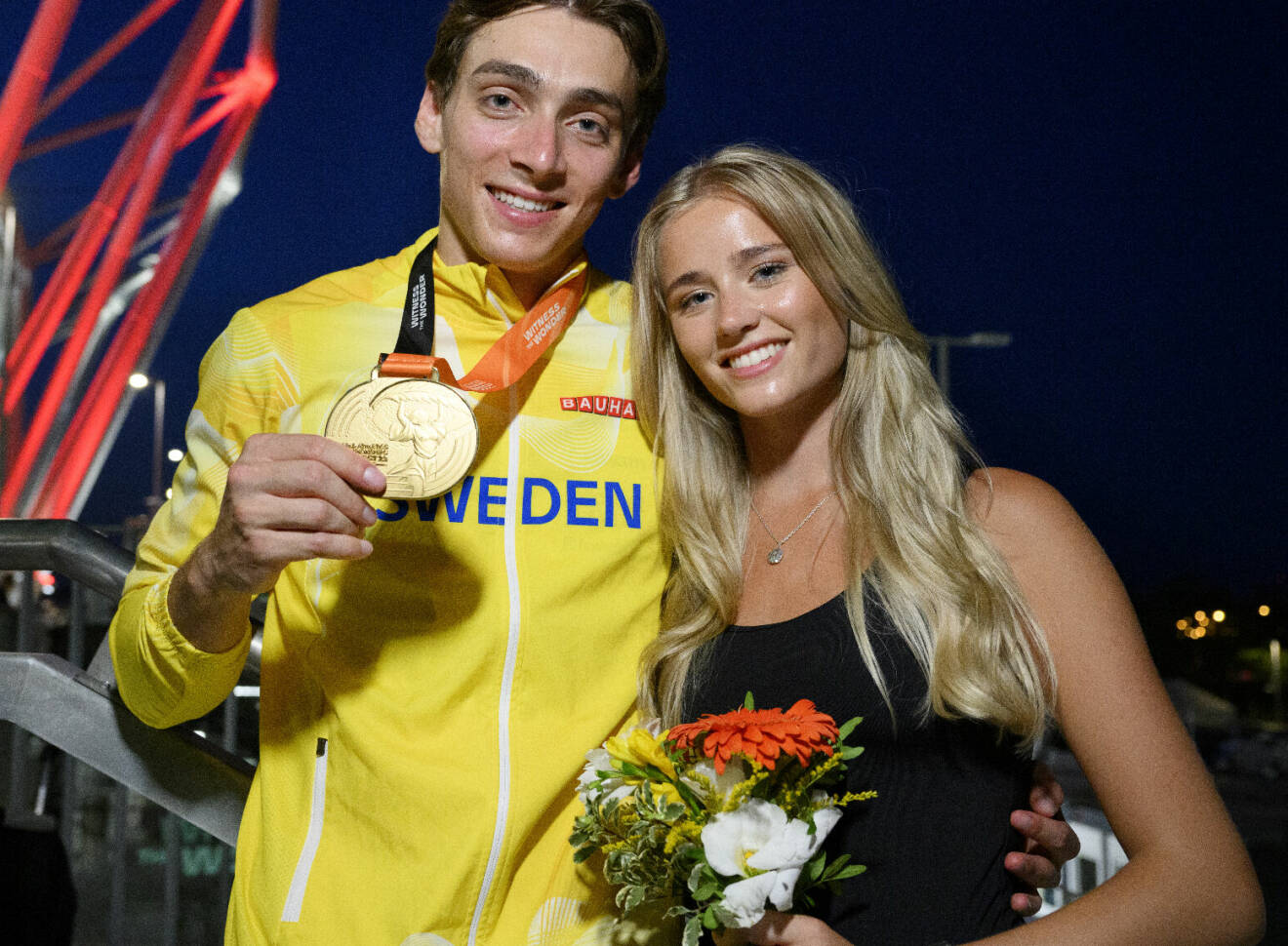 Armand ”Mondo” Duplantis och hans flickvän Desiré Inglander firar VM-bragden.