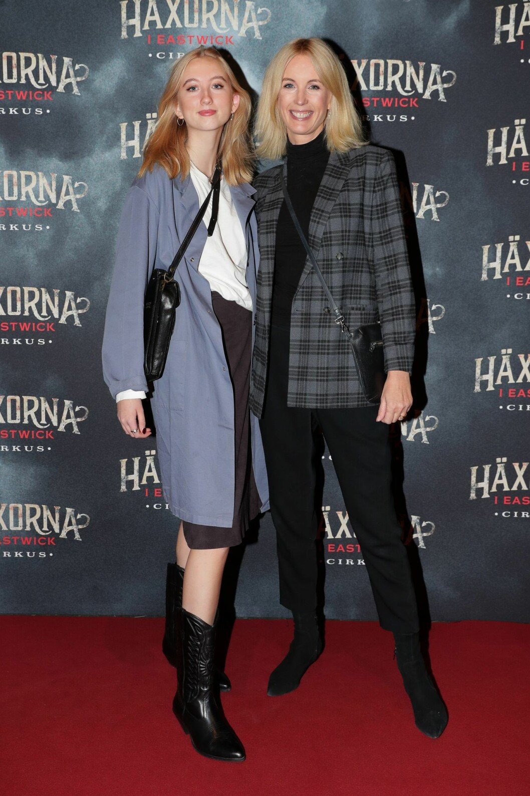 Mika Östergren och Jenny Strömstedt på röda mattan i september 2019. Foto: Karina Ljungdahl/TT Jenny Strömstedt och dottern Mika östergren