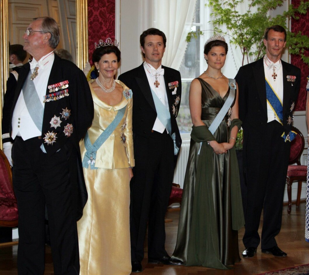 Den svenska kungafamiljen står de danska kungligheterna nära. Silvia, Frederik, Victoria och Joachim