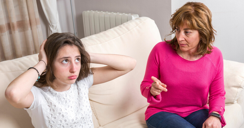 (Genrebild) Dottern motsatte sig direkt mammans nya krav. Kanske gjorde hon som personen på bilden och höll för öronen medan mamman pekade med sitt finger för att illustrera att hon menade allvar. Världens sämsta mamma