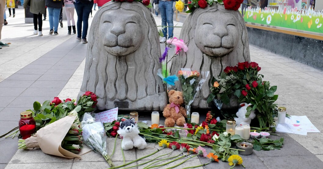 Drottninggatan någon dag efter Akilovs vansinnesdåd. Blommor, gosedjur och brev lämnades av sörjande människor. Drottninggatan någon dag efter Akilovs vansinnesdåd. Blommor, gosedjur och brev lämnades av sörjande människor.