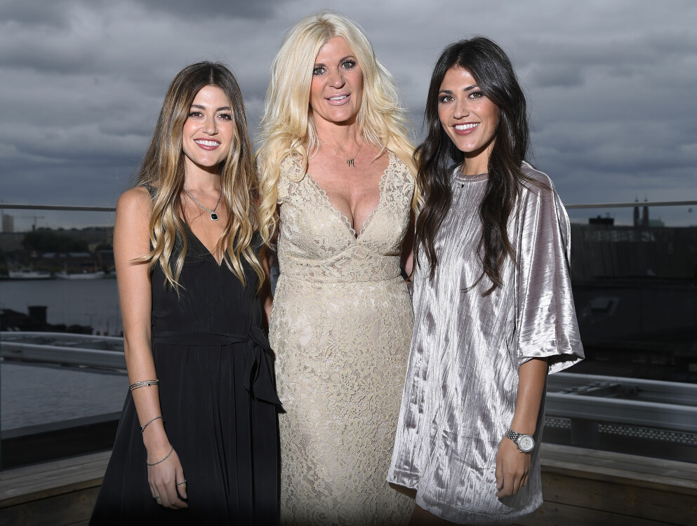 Maria med döttrarna Hanna och Sara 2016.