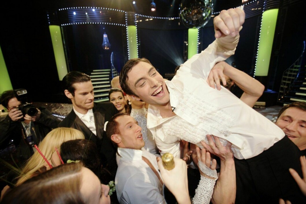 Måns Zelmerlöw firas efter segern i Let´s dance – 2006. Måns Zelmerlöw firas efter segern i Let´s dance – 2006.