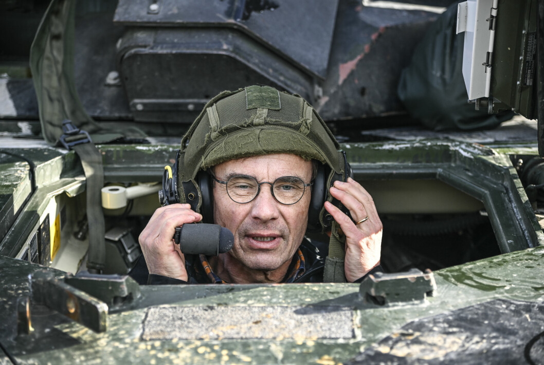Även Ulf Kristersson fick åka runt i pansarvagnen. På plats ska Ulf Kristersson glatt frågat statsministern om även han <em>”hinner?”</em> ta sig ett varv på larvfötter.