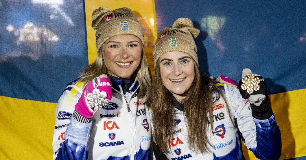 Frida Karlsson och Ebba Andersson visar upp sina medaljer.