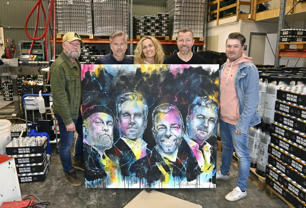 Tommy Carlsson, Lars "Lasseman" Larsson, Casper Janebrink, Kim Carlsson och konstnären Kattis Palmnäs som målat ettiketten. Arvingarna är med när Arvingarnas Lager tappas och buteljeras på Odd Island Brewing, Lindome 2021