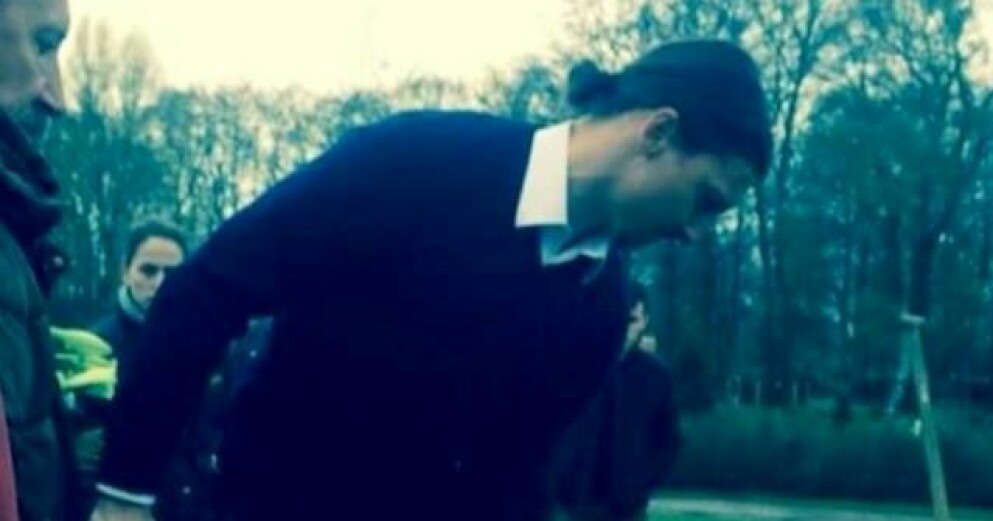 Zlatan Ibrahimovic kastar jord på broderns kista. Zlatan Ibrahimovic