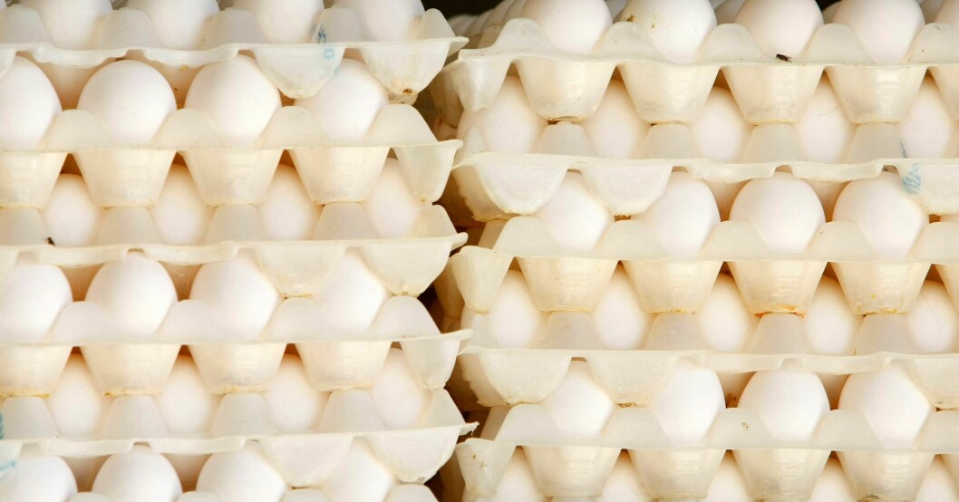 Flera förpackningar med ägg staplade på varandra.