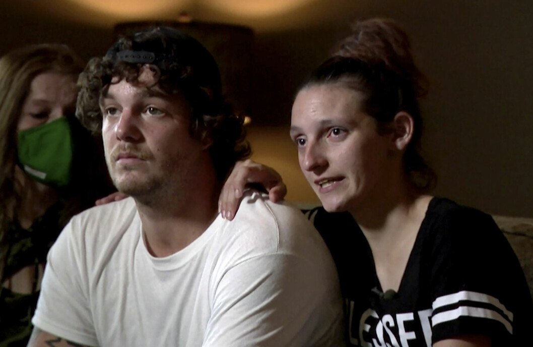 Matthew Rigney och hustrun Danielle Hall gråter båda när de berättar om den traumatiska lördagen. Matthew Rigney och hans hustru Danielle Hall förlorade sina två yngsta barn när deras hus svämmade över.