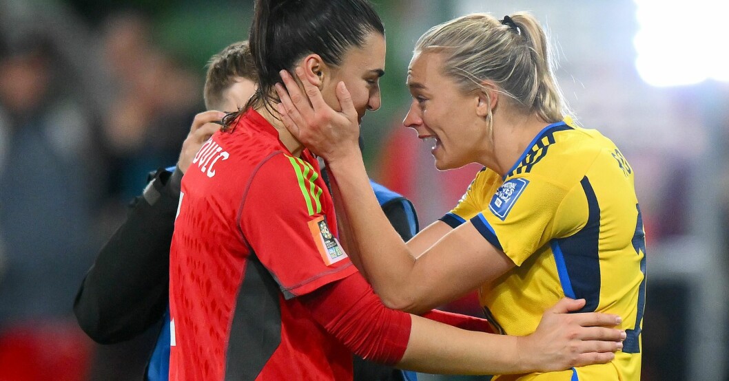 Zecira Musovic firade segern mot USA med landslagskollegan Fridolina Rolfö. Zecira Musovic firade segern mot USA med landslagskollegan Fridolina Rolfö.