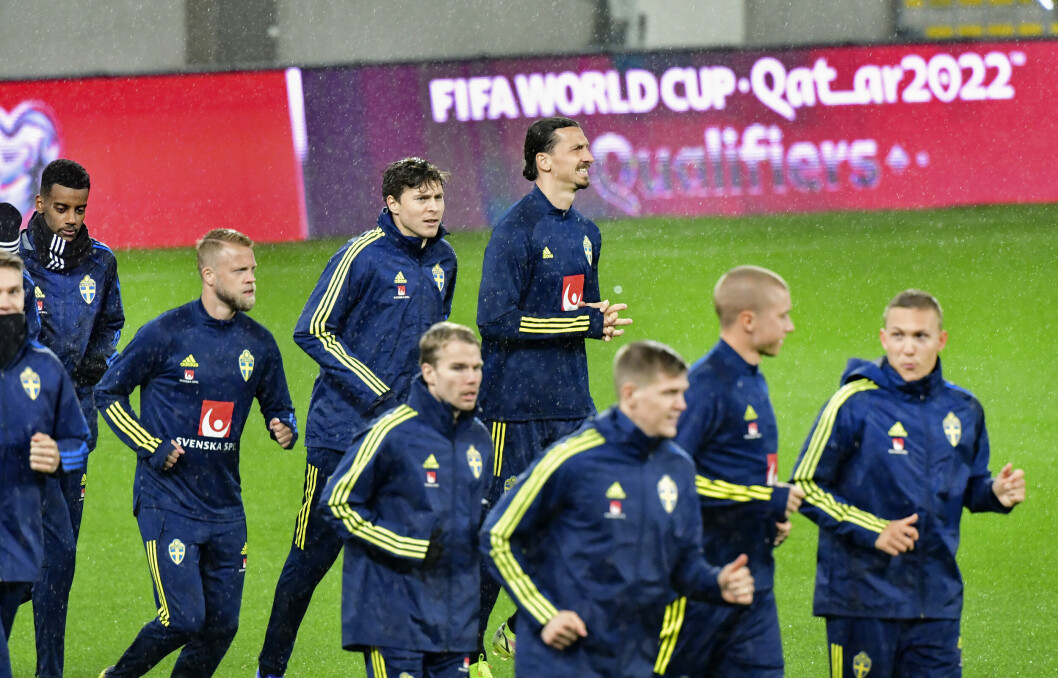 Zlatan Ibrahimovic fick ett gult kort i 93 minuten i matchen mot Spanien. Det betyder nu att den kända landslagsspelaren nu kommer missa den första playoff-matchen som Sverige ställs mot.