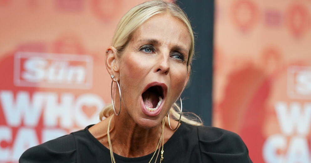 Ulrika Jonsson, 54, gick ut för att festa med dottern Bo Jonsson, 21. Det slutade med blåmärken och att hon blev utkastad. Nu hyllar hon sig själv: ”Bra resultat”. Ulrika Jonsson