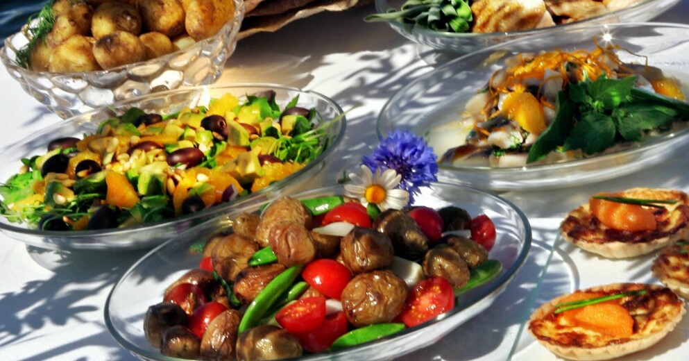 Maten är en viktig del av midsommarfirandet. Midsommarmat