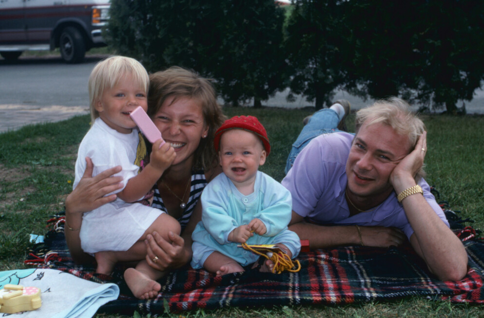 Lotta Engberg och Anders Engberg med döttrarna Amanda och Malin 1988. Lotta Engberg och Anders Engberg med döttrarna när de var små
