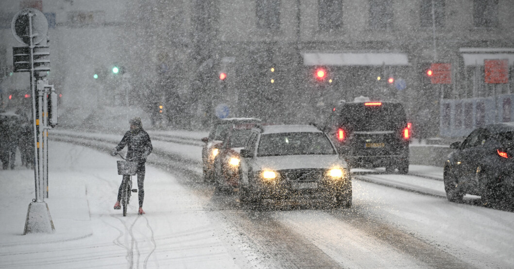 Under måndagen ställde snön till med problem i trafiken. Polisen kallade läget kritiskt. Snökaos i stan. Person på cykel och flera bilar.