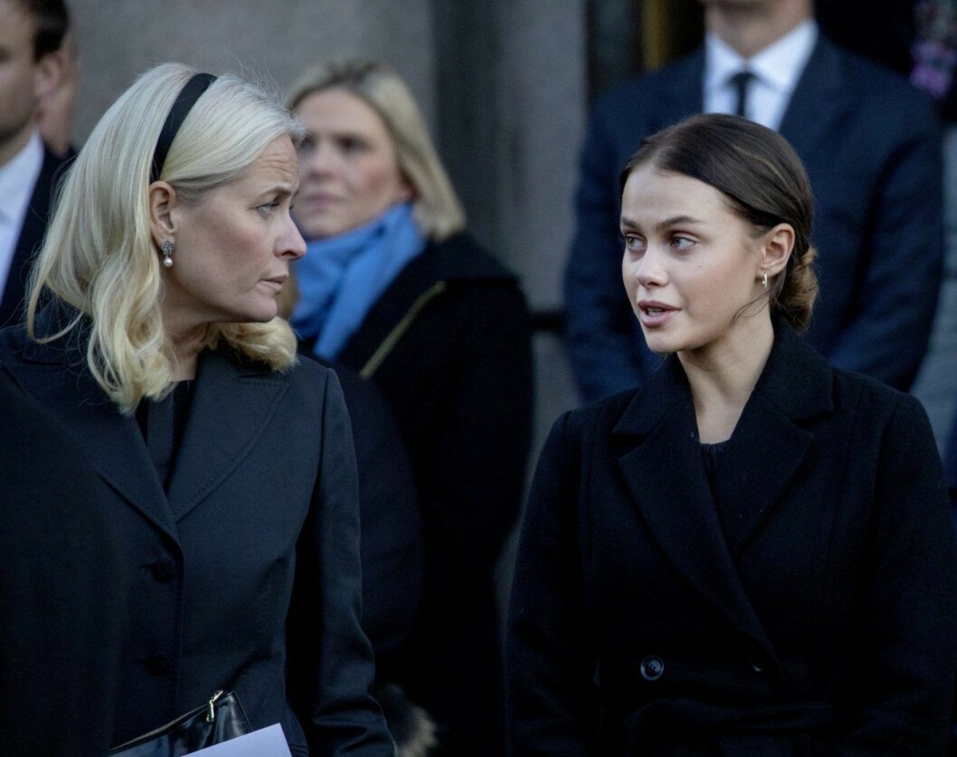 Mette-Marit och Julia Snekkestad under begravningen av Ari Behn. Mette-Marit och Julia Snekkestad