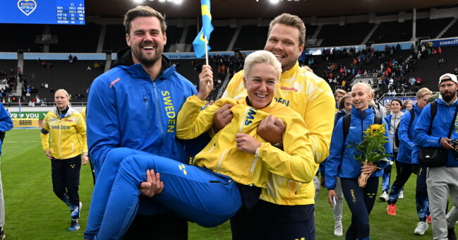 Diskuskastarna Simon Pettersson och Daniel Ståhl bär bort Bergqvist mot vallgraven efter Sveriges segrar på både herr- och damsidan i Finnkampen. Enligt tradition får hon ta ett dopp. Diskuskastarna Simon Pettersson och Daniel Ståhl bär bort Bergqvist mot vallgraven efter Sveriges segrar på både herr- och damsidan i Finnkampen. Enligt tradition får hon ta ett dopp.