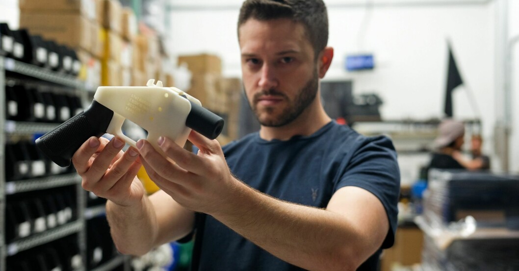 Cody Wilson håller i en av sina 3D-printade pistoler.