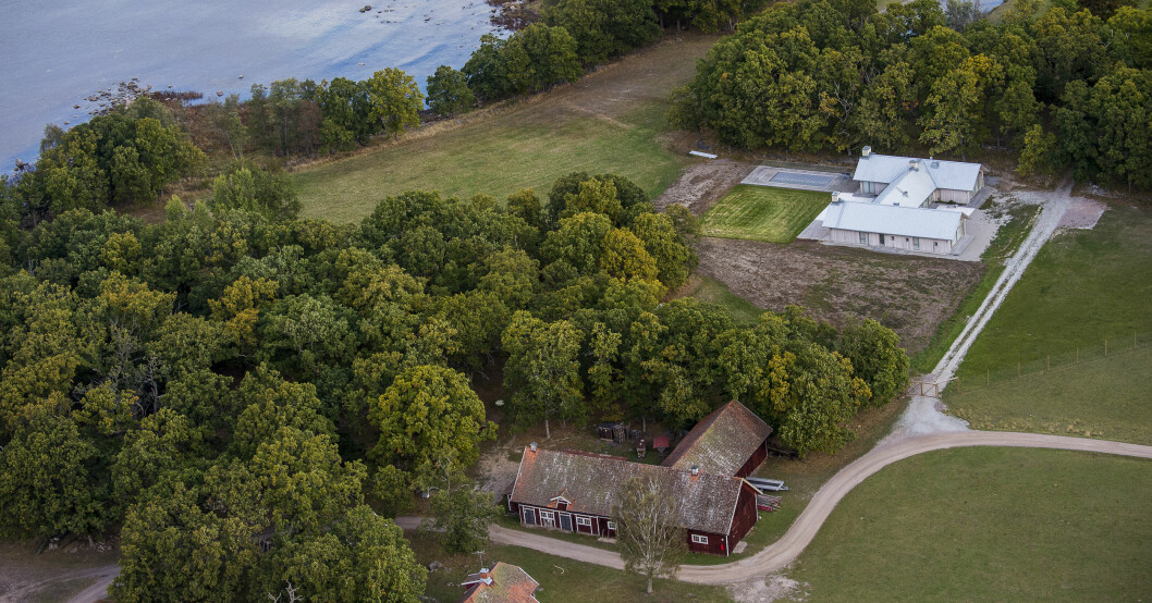 Villa Solvik ligger i lantlig miljö, men utsikt över det vackra sundet.