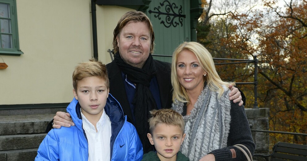 Tomas Brolin med sin son Sebastian och makan Marielle Brolin med hennes son Rasmus. Bilden togs i samband med Charlotte Perrellis och Anders Jensens son Adrian Romeos dop i Djursholms kapell 2013. Tomas Brolin, sonen Sebastan, makan Marielle Brolin och sonen Rasmus
