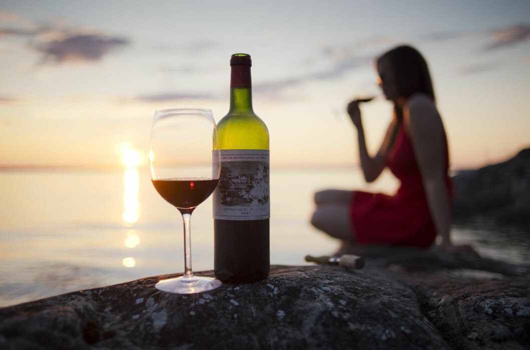 Ett glas rött i solnedgången? Usch och fy, om man lyssnar på WHO.