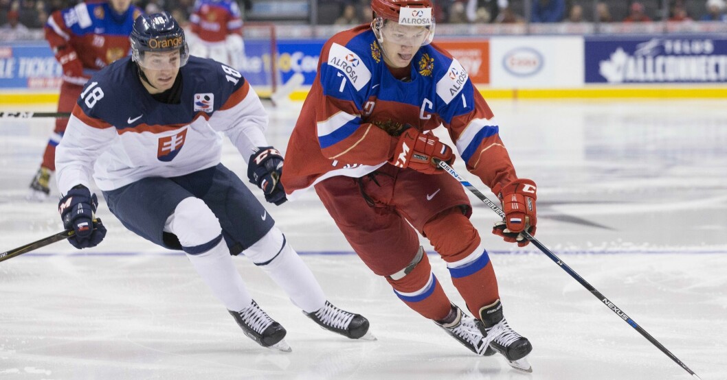 Boris Sádecký, till vänster, representerade Slovakien i två JVM-turneringar. Här spelar han i en match mot Ryssland. Boris Sádecký