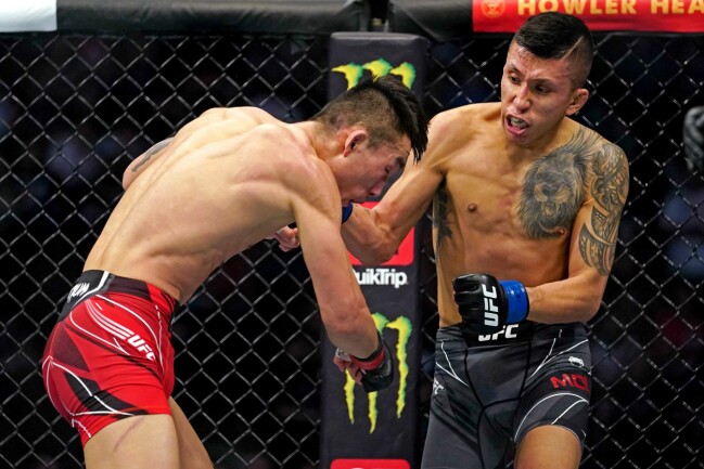 Jeff Molina till höger under en fajt