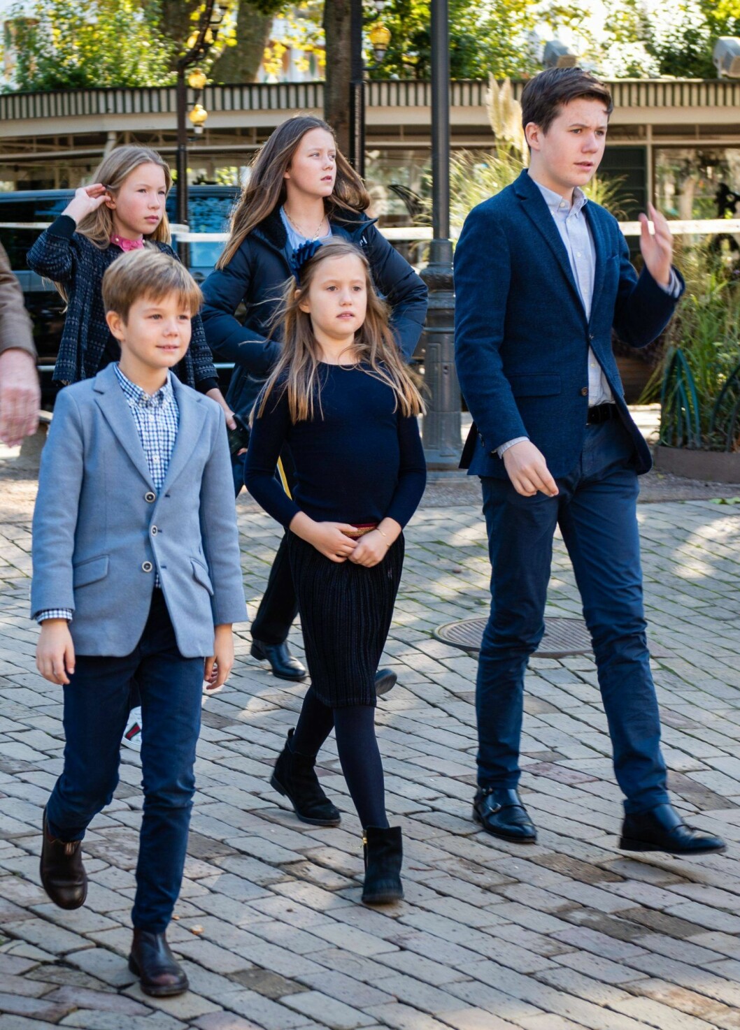 De danska kronprinsbarnen byter skola, nu ska de pluga i Schweiz. Danska kronprinsbarnen byter skola till Schweiz