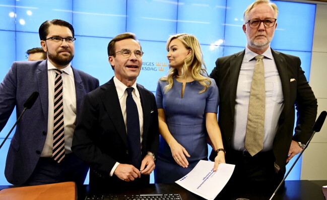 Jimmie Åkesson (SD), Ulf Kristersson (M), Ebba Busch (KD) och Johan Pehrson (L) under presskonferensen där regeringsbildningen presenterades. Tre av dessa fyra är välkomna på Nobelfesten. Jimmie Åkesson (SD), Ulf Kristersson (M), Ebba Busch (KD) och Johan Pehrson (L) under presskonferensen där regeringsbildningen presenterades. Tre av dessa fyra är välkomna på Nobelfesten.