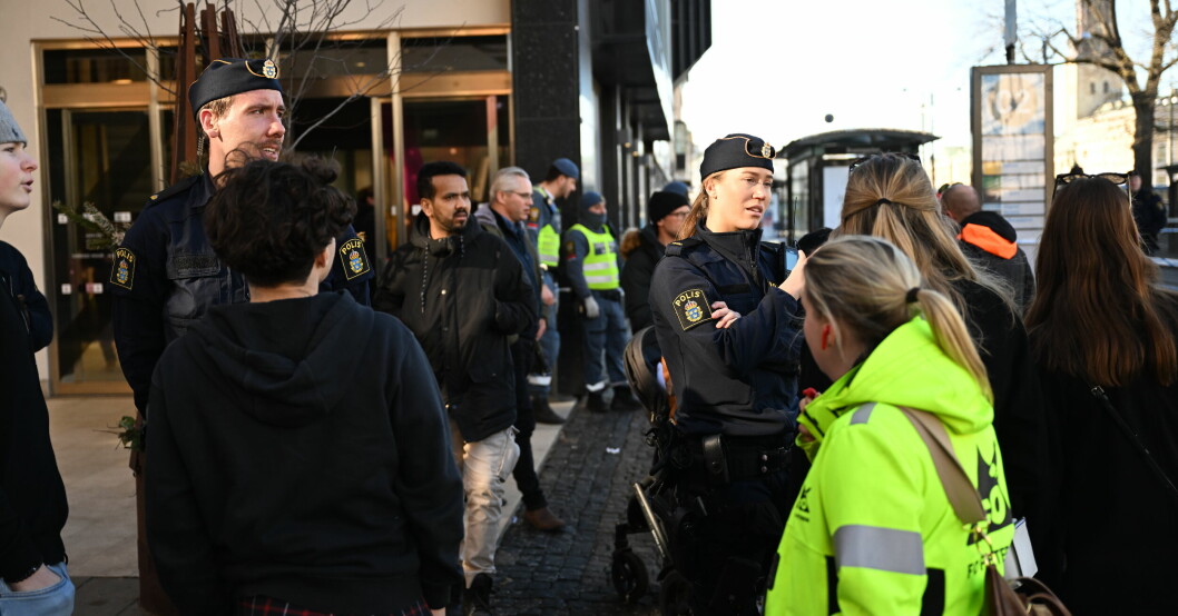Polisen kunde gripa en 36-årig man misstänkt för brottet. Han sitter nu anhållen misstänkt för mordförsök i två fall. Polisen pratar med vittnen.