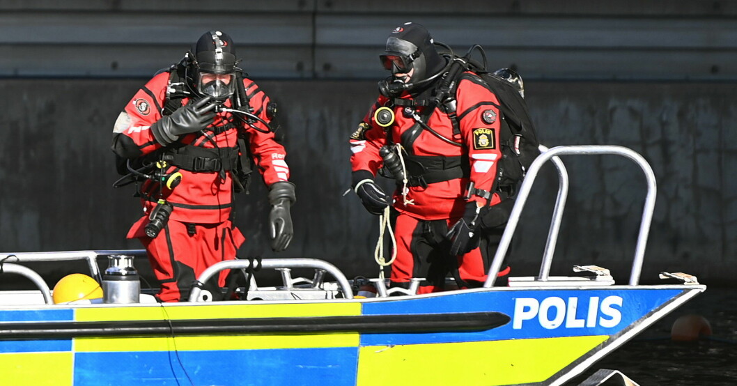 Polisen dyker i Karlbergskanalen. Polisen dyker i Karlbergskanalen