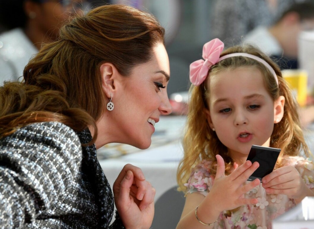 Under besöket på barnsjukhuset träffade Kate Middleton flera av barnen. Under besöket på barnsjukhuset träffade Kate Middleton flera av barnen.