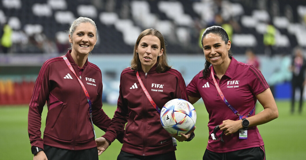 Stéphanie Frappard (i mitten) tillsammans med sina domarkollegor Neuza Back och Karen Diaz Medina inför VM-matchen Tyskland–Costa Rica.