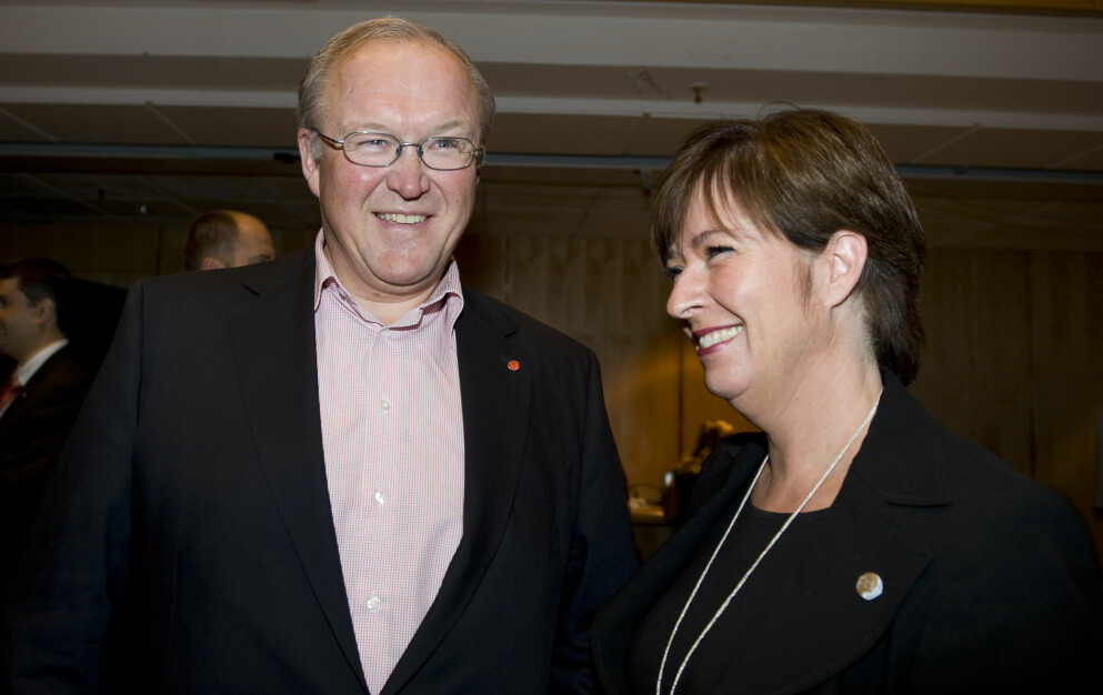Förre partiledaren Göran Persson poserar tillsammans med efterträdaren Mona Sahlin på socialdemokraternas partikongress 2009. Förre partiledaren Göran Persson poserar tillsammans med efterträdaren Mona Sahlin på socialdemokraternas partikongress 2009.