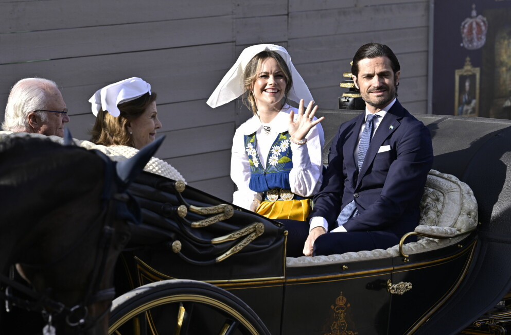 Prinsessan Sofia och prins Carl Philip åker kortege till Skansen. Prinsparet