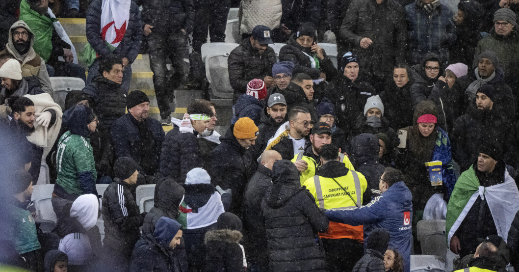 Läktaren var till största del fylld av algeriska supportrar. Kaosartade scener på läktarna.
