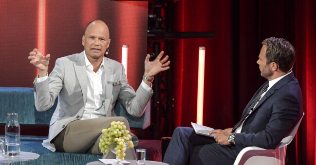 Casten Almqvist sitter bredvid David Hellenius under en höstpressdag för TV4. Almqvist brevid David Hellenius under en pressdag med TV4.